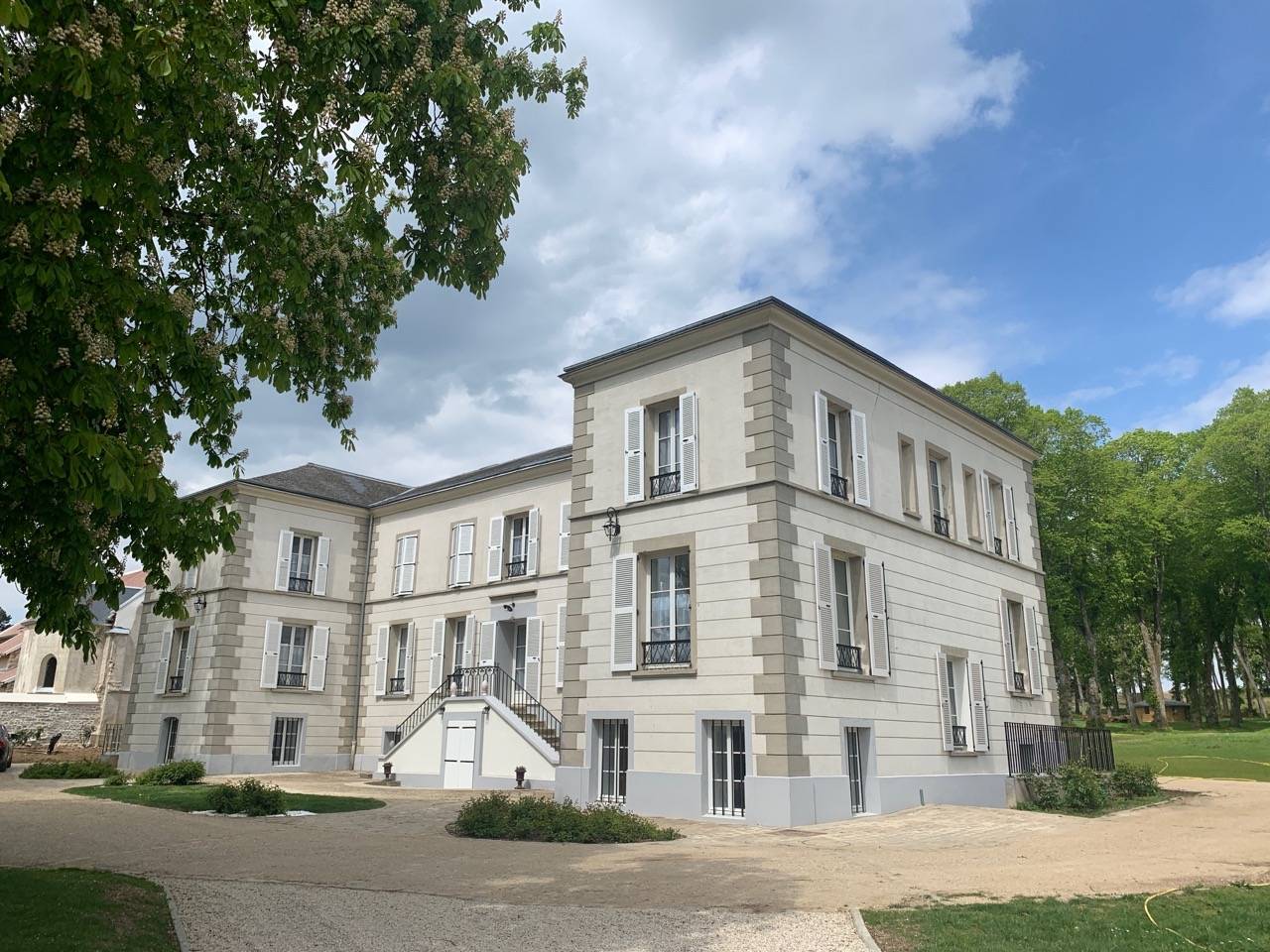 Le château (vue du parking)